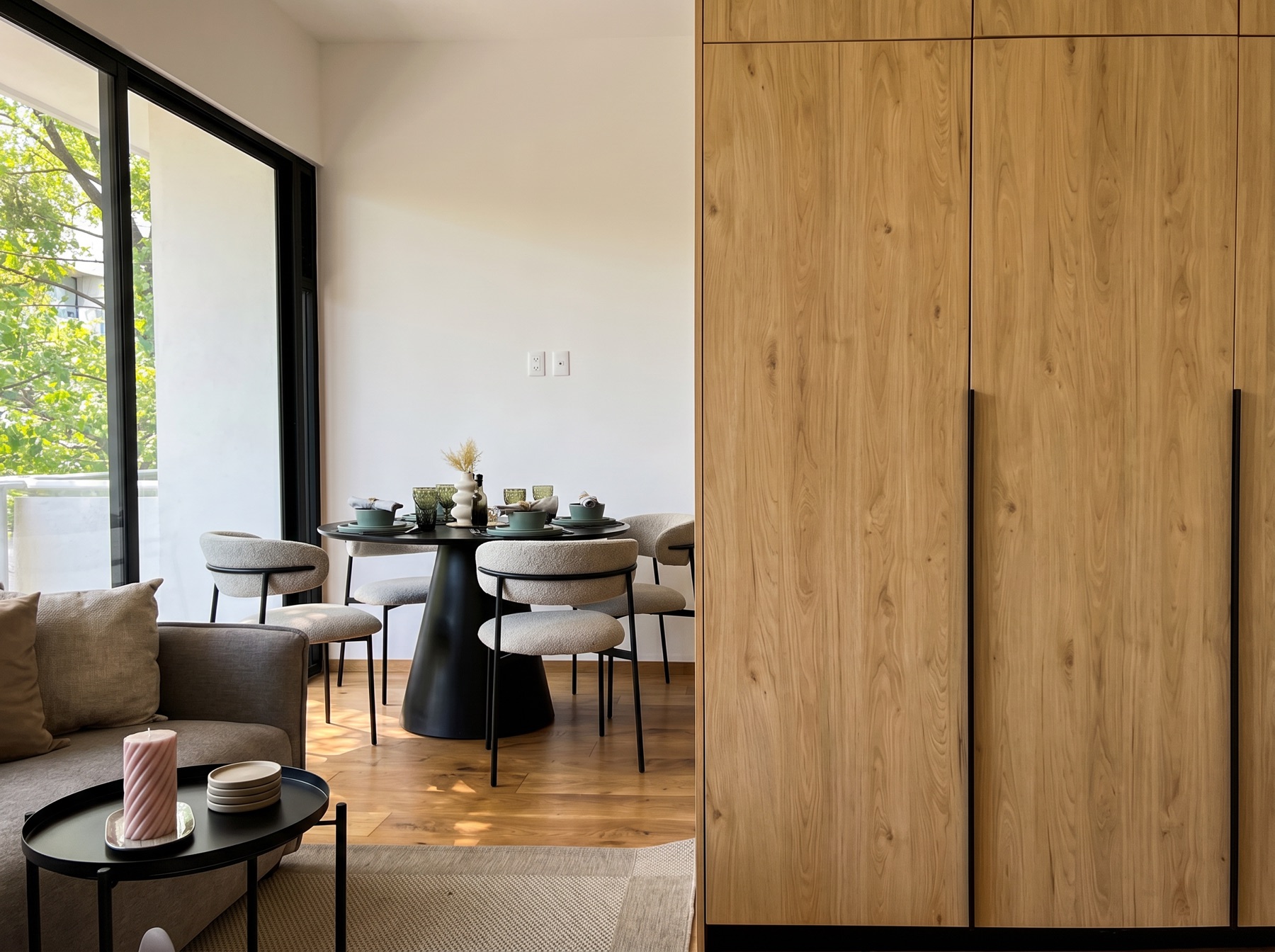 Sala comedor de Casa Condesa con closet de roble claro y piso de madera