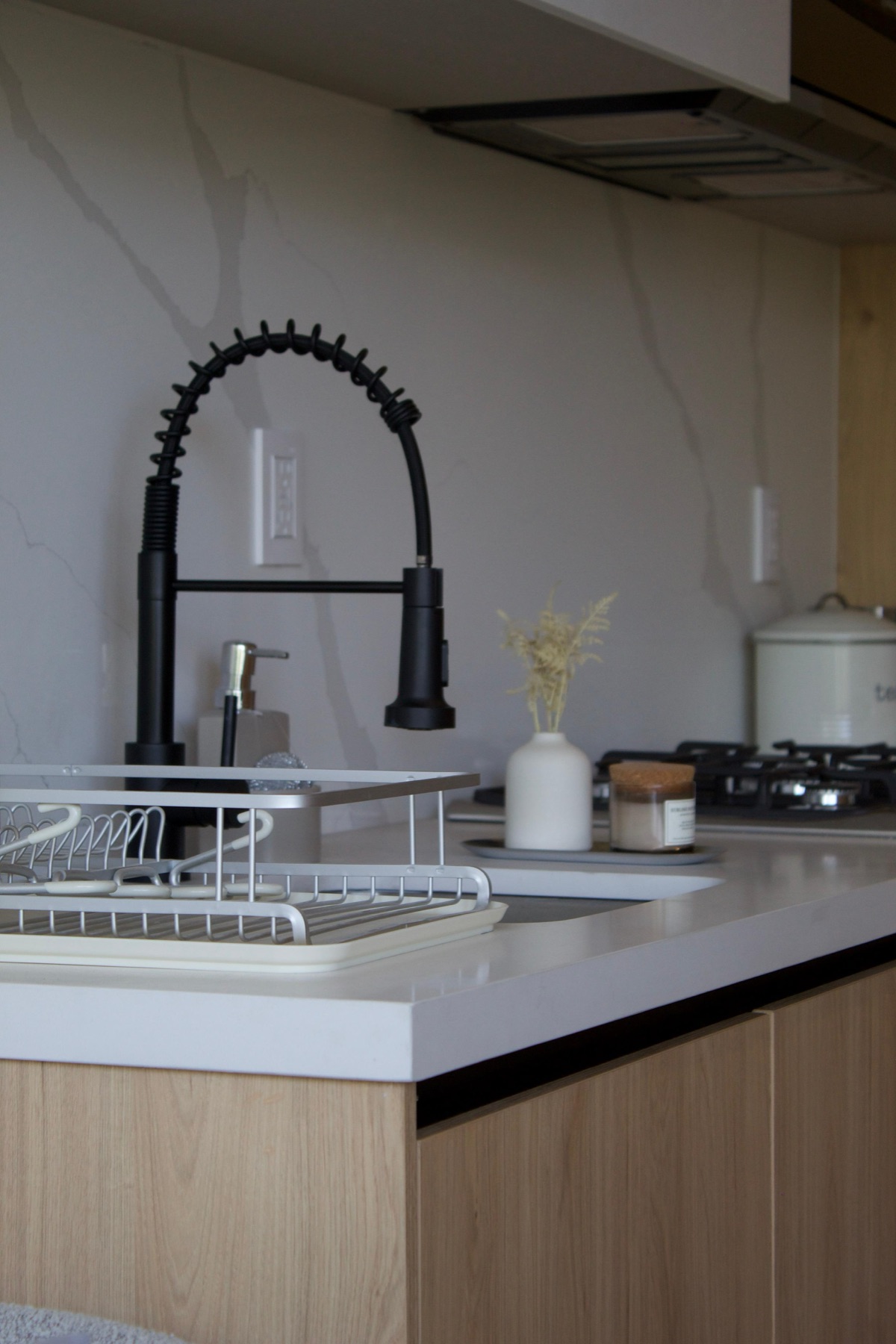 Detalle de la cubierta de cocina con grifería negra