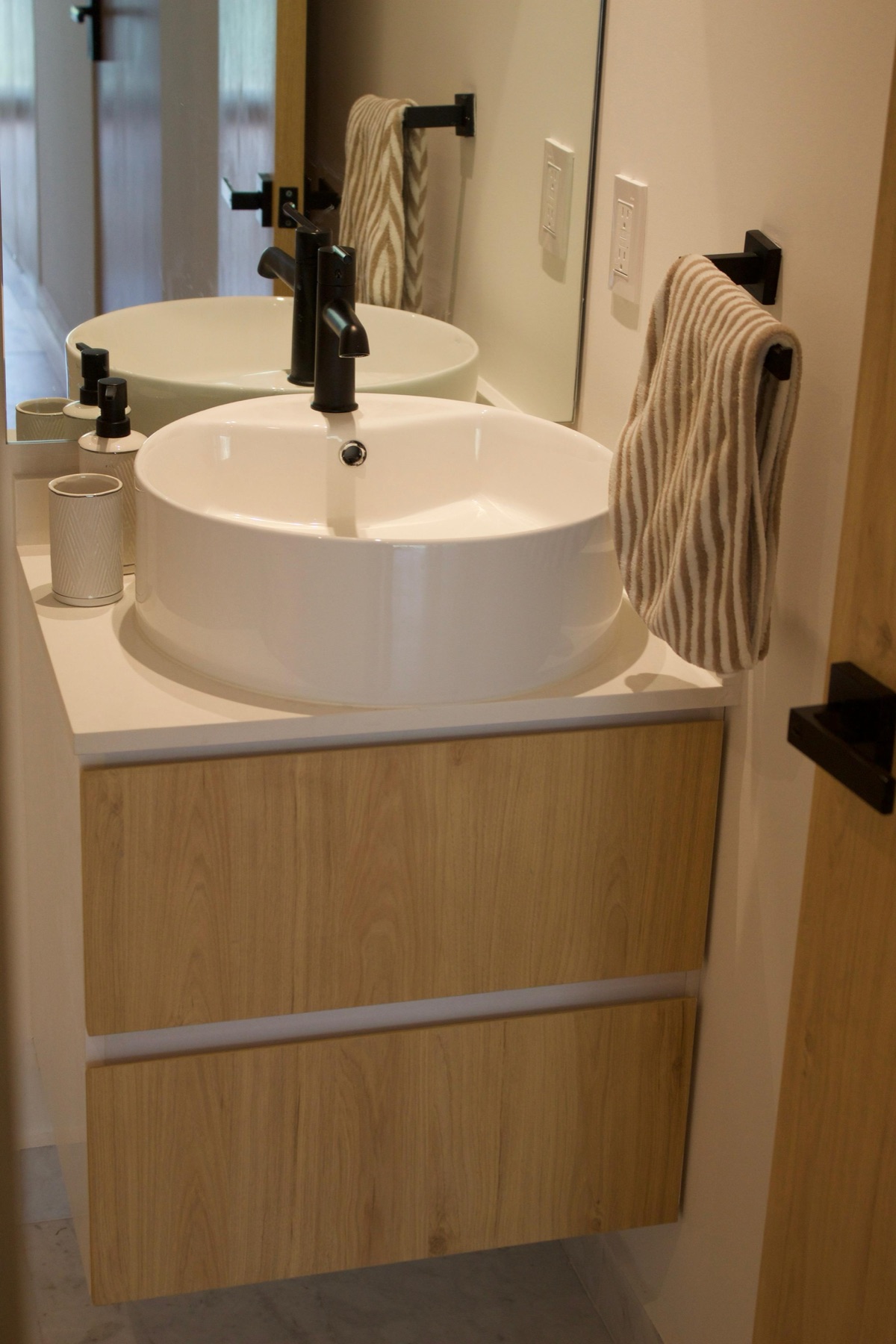 Mueble de baño flotante en roble con lavabo de sobreponer