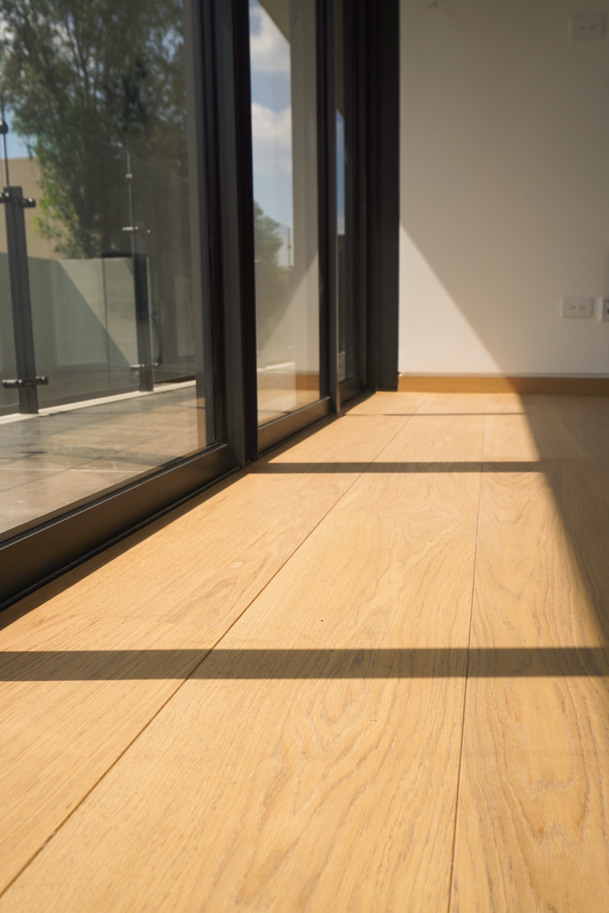 Piso de madera de ingeniería frente a la puerta corrediza
