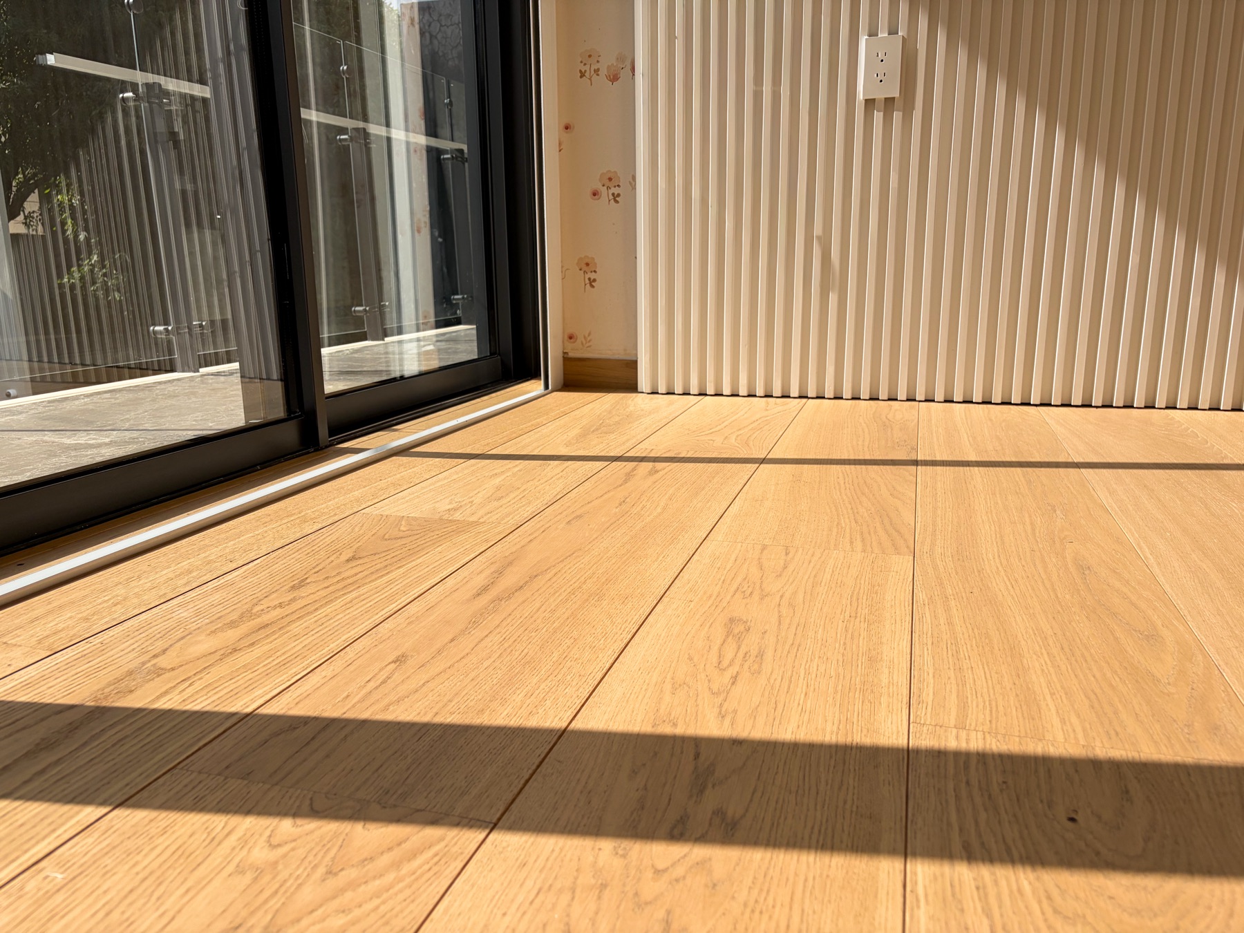 Recámara con piso de madera y puerta corrediza al balcón
