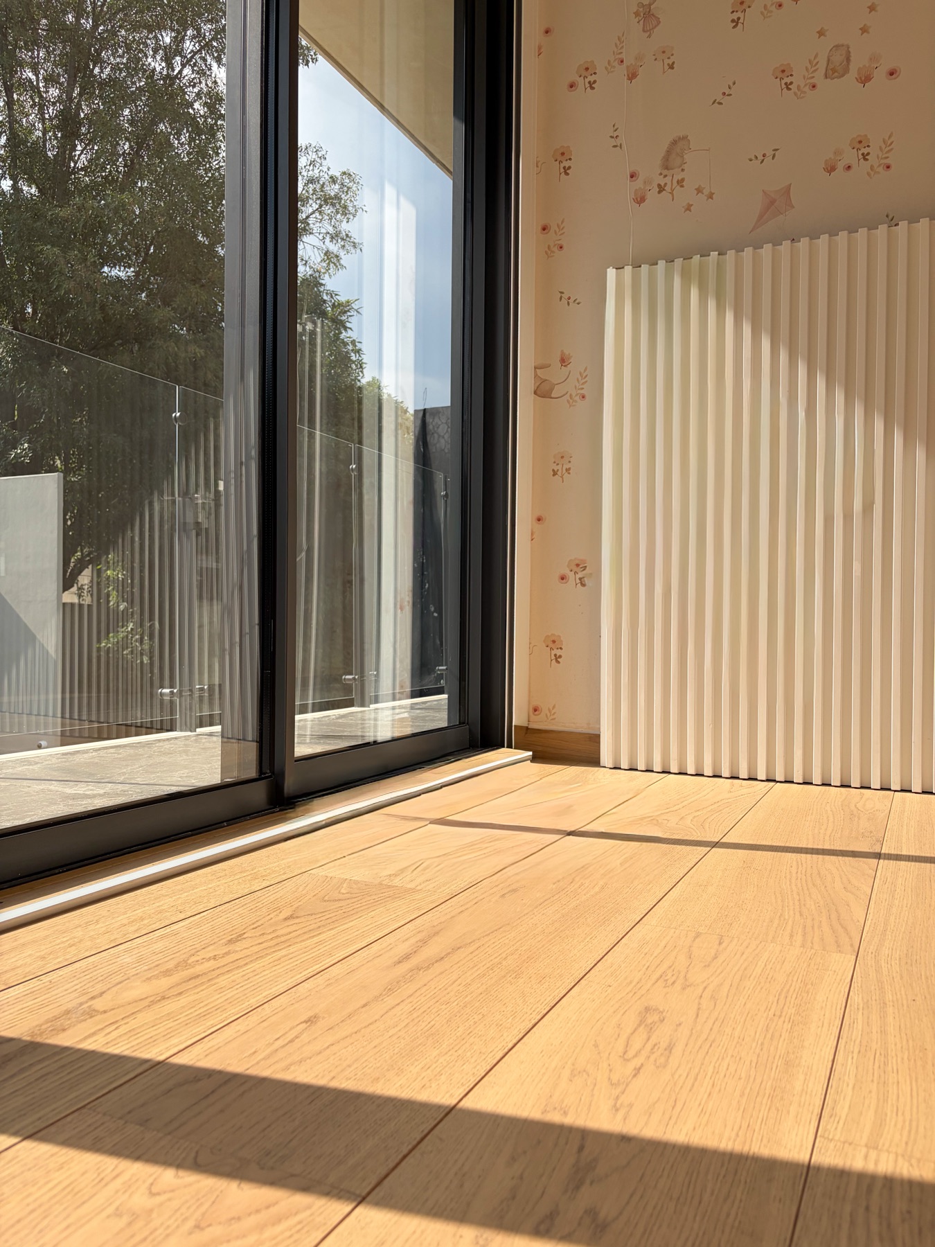 Detalle del piso de madera y la cancelería de la recámara