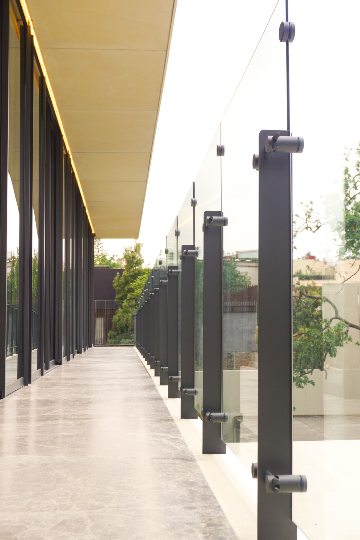 Terraza con barandal de cristal y postes de acero
