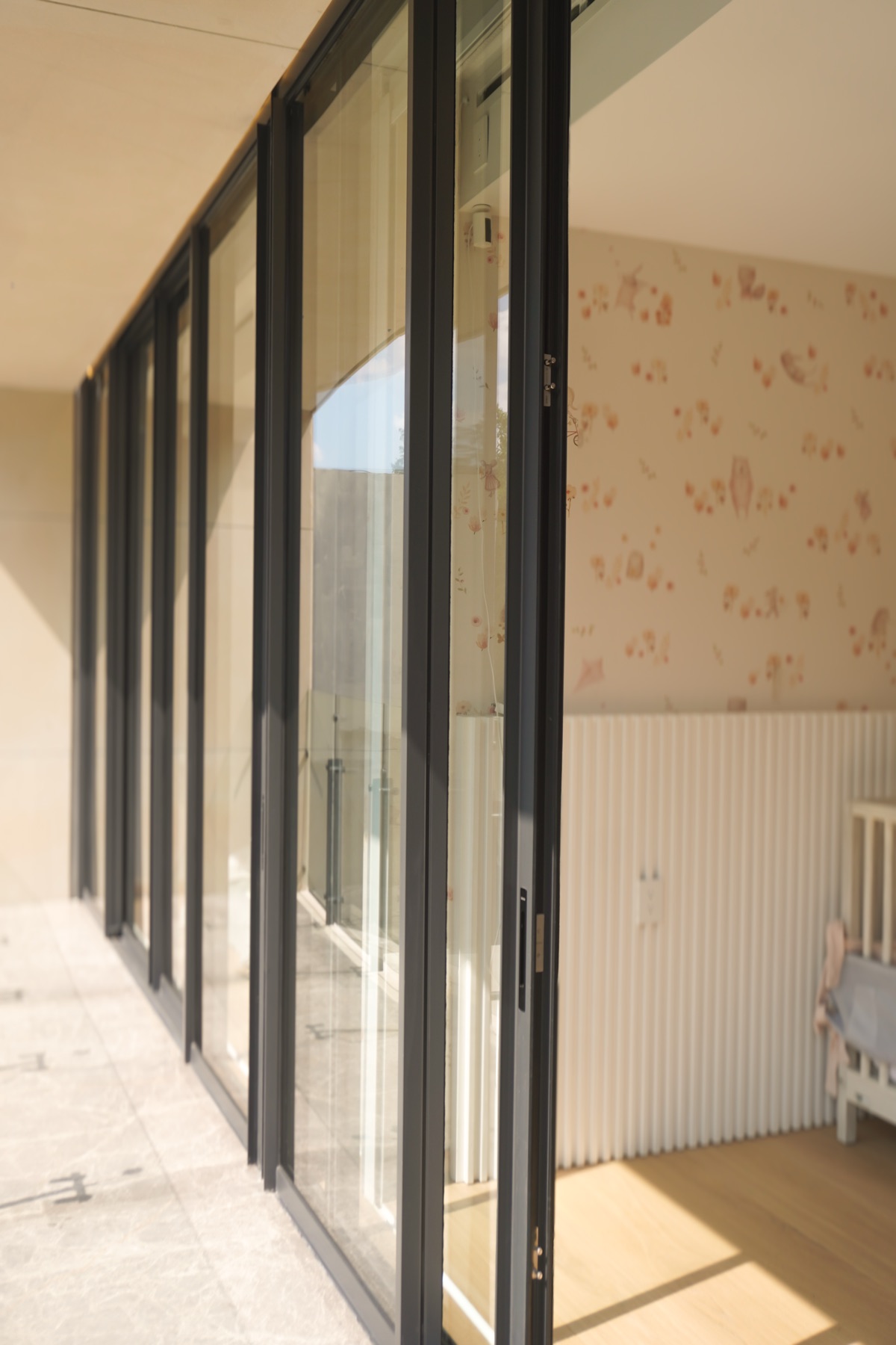 Puerta corrediza de gran formato de la recámara infantil