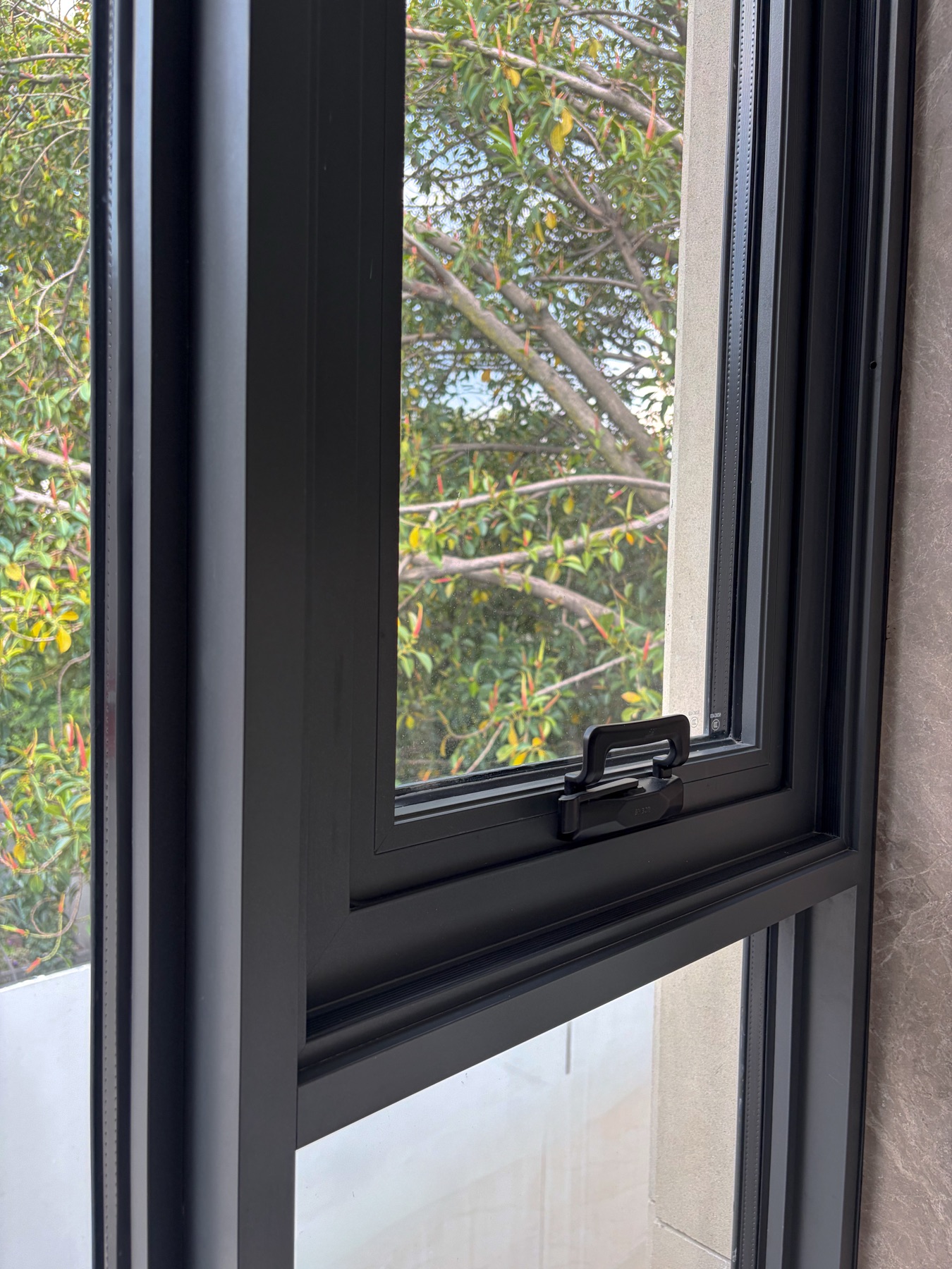 Ventana proyectante de aluminio negro