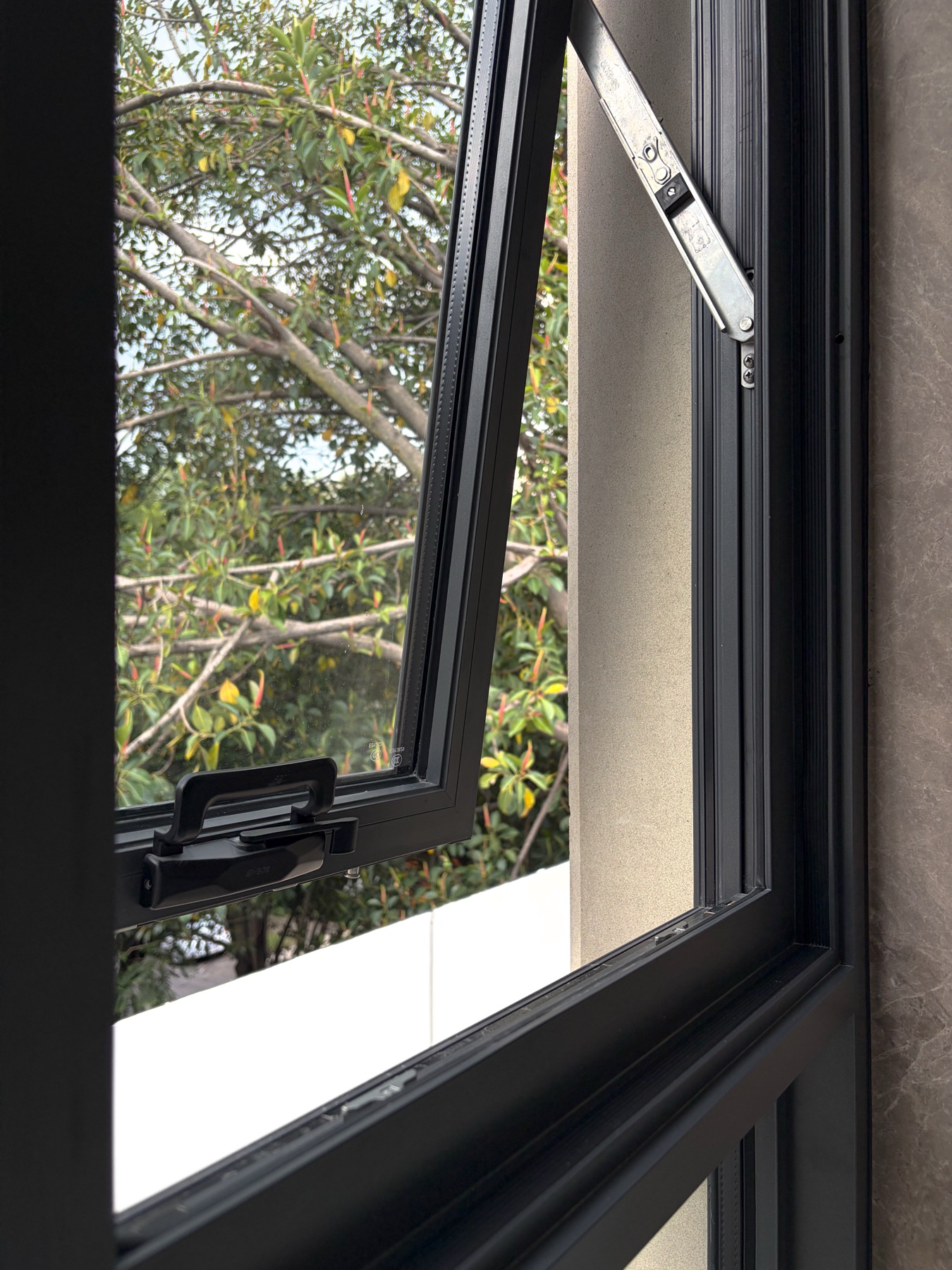 Detalle del brazo de la ventana proyectante