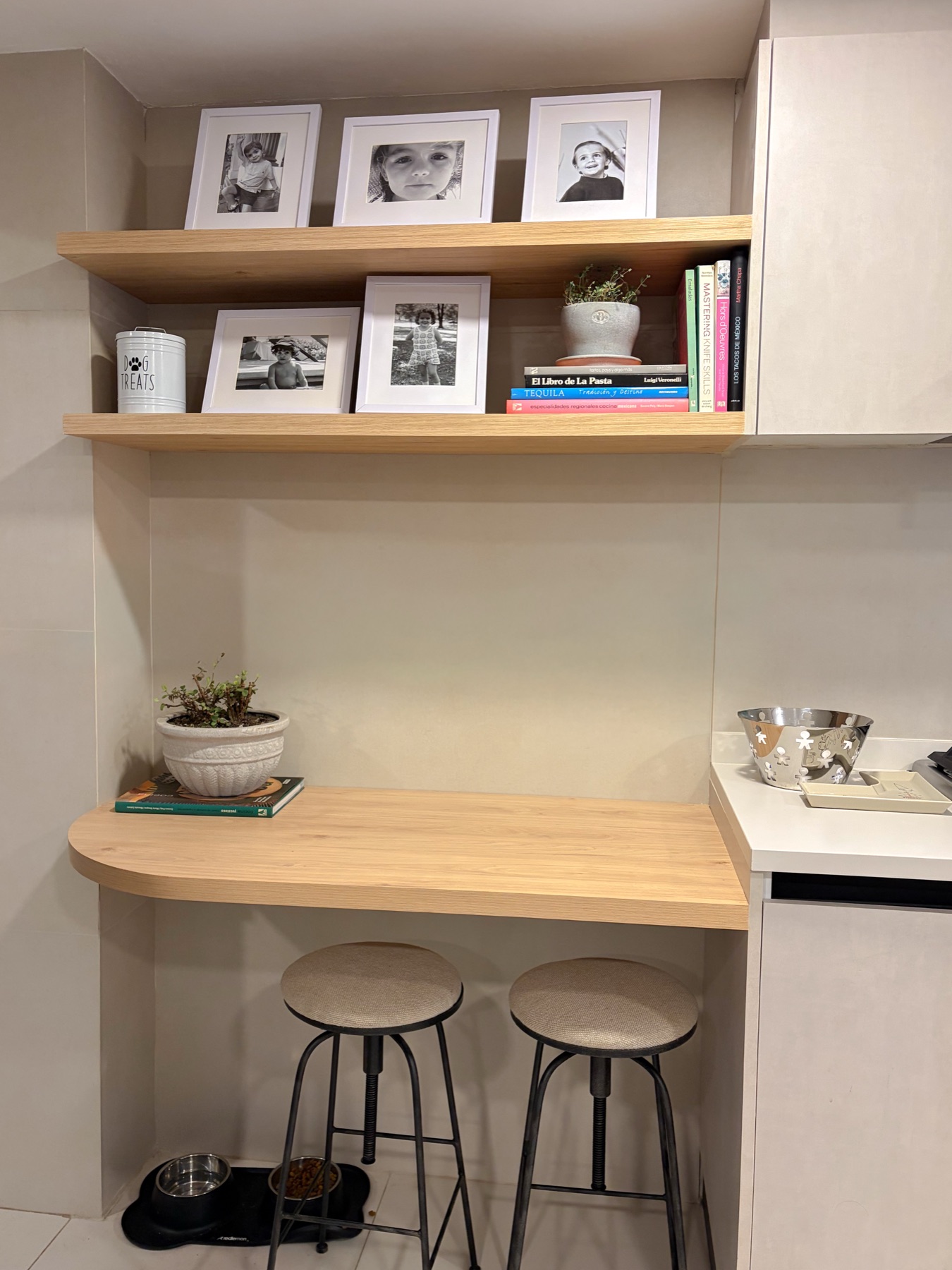 Detalle de la barra desayunador y repisas de madera