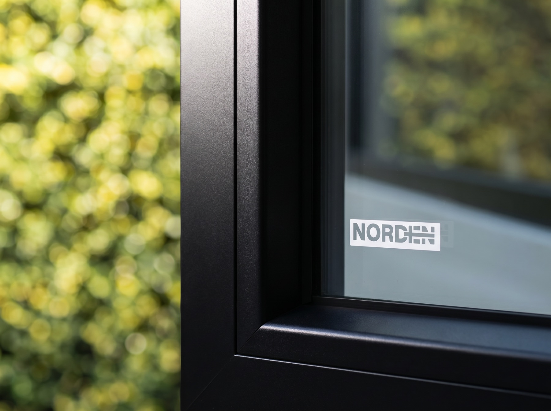Detalle de la cancelería de aluminio negro con sello Norden