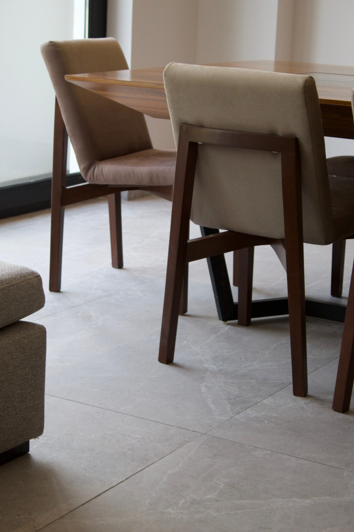 Comedor con piso de porcelanato tipo mármol