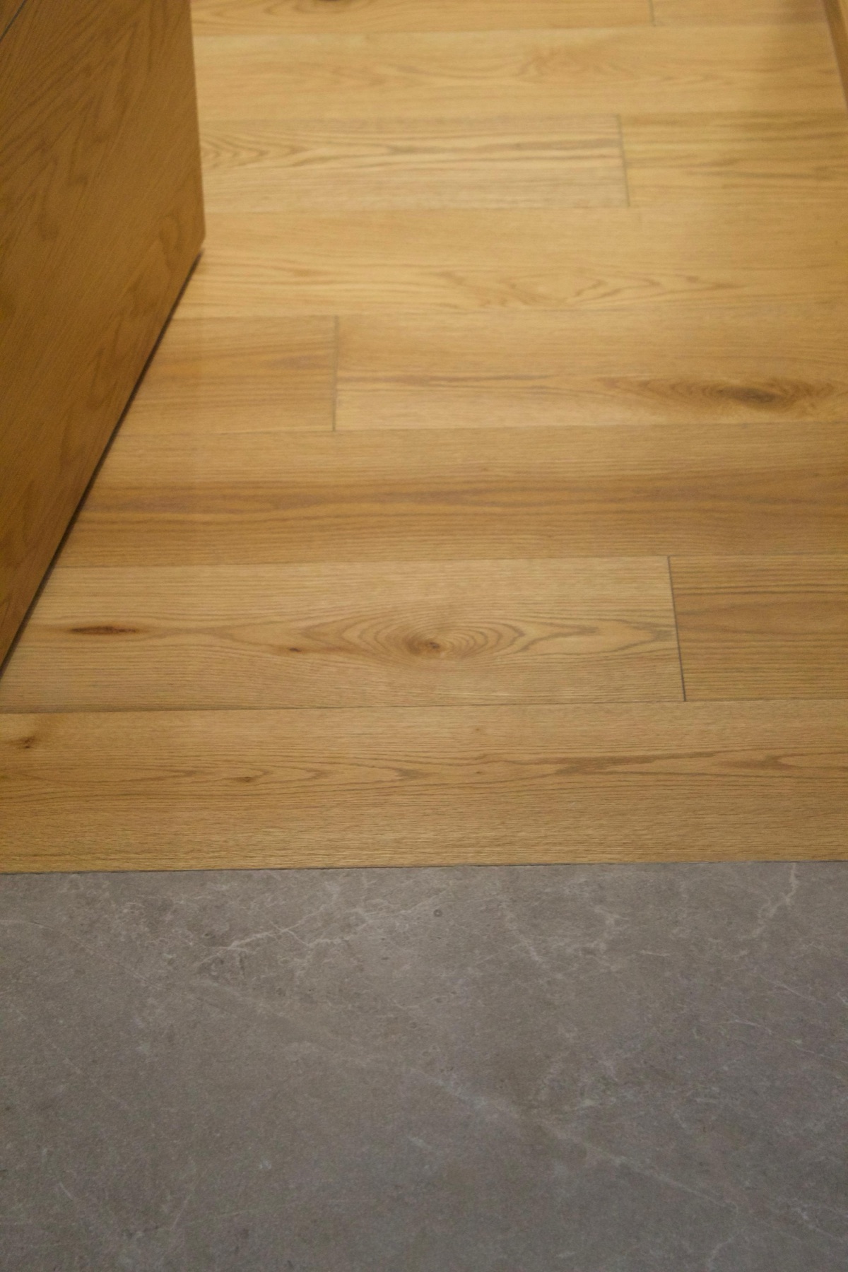 Transición entre piso de madera y porcelanato
