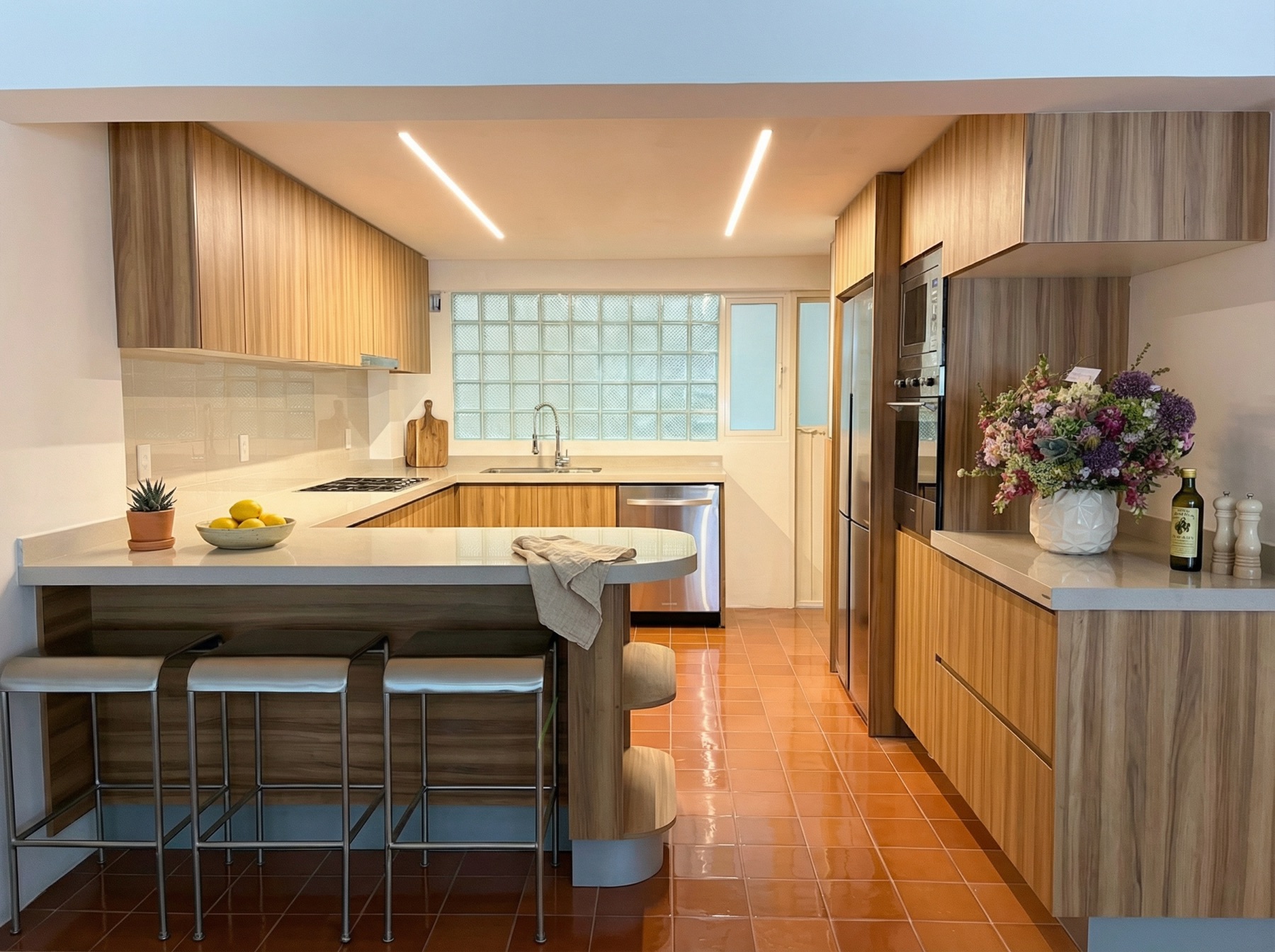 Cocina Temístocles con gabinetes en laminado de madera y barra desayunador