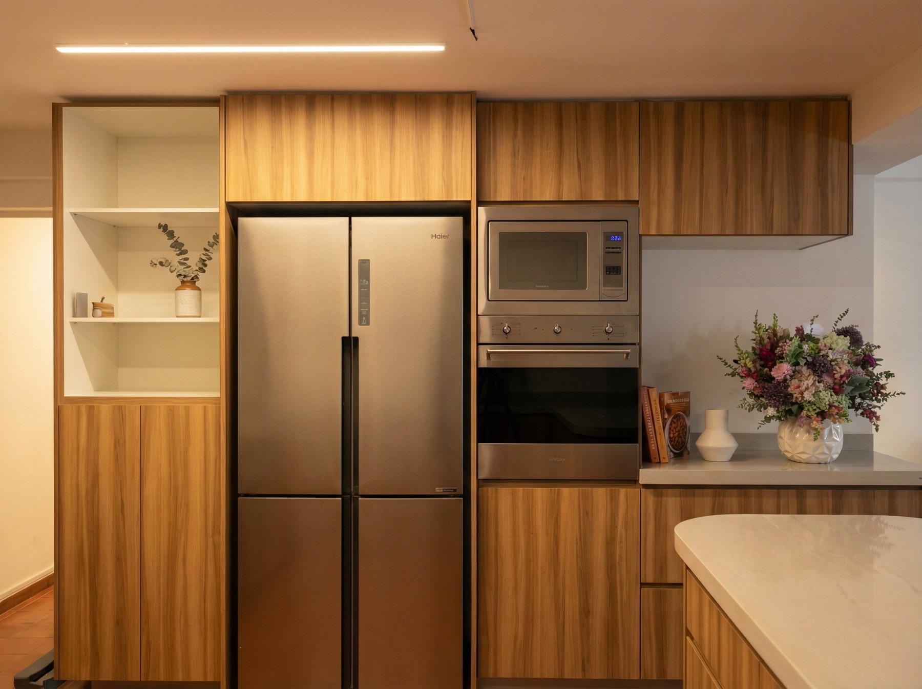 Torre de refrigerador y hornos integrada en la carpintería